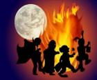 костюмы детей, танцующих вокруг огня